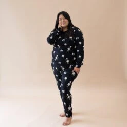 Women's Jogger Pajama Set In Big Midnight Magnolia
